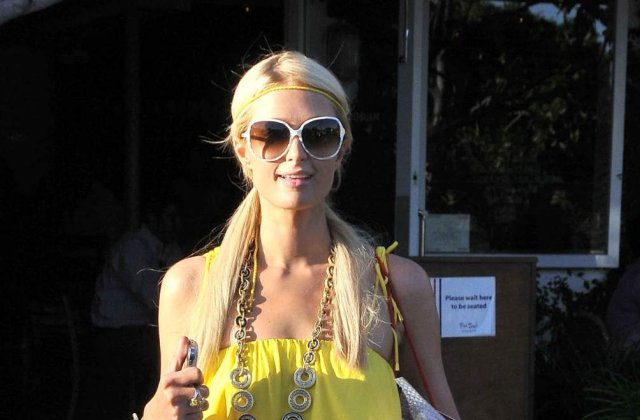 [FOTO] Paris Hilton, in fundul gol la Cannes