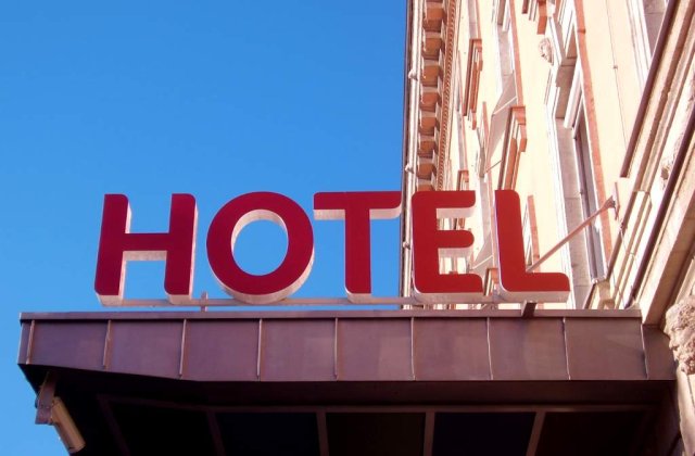 Cat plateste Senatul anul acesta pentru cazarea la hotel?