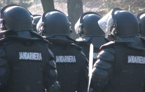 Protestele de la Pungesti au degenerat: Un tanar sustine ca a fost agresat de jandarmi