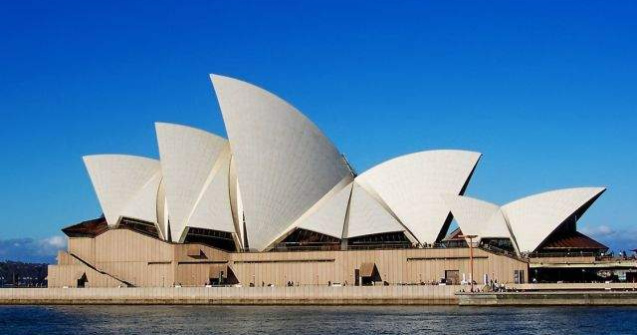 Placi din acoperisul Operei din Sydney, puse in vanzare pe internet