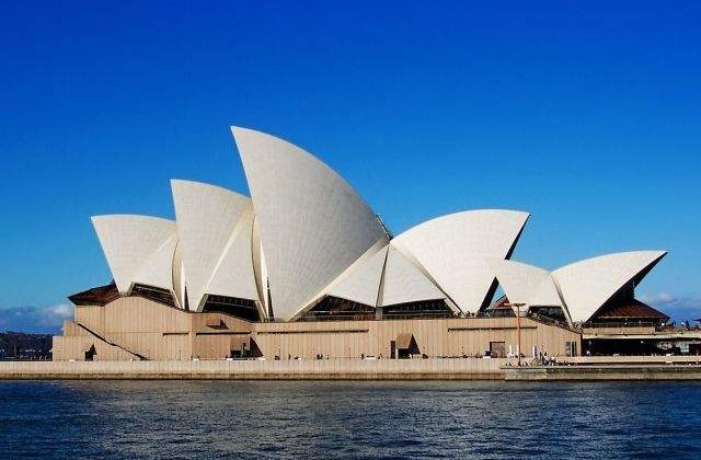 Placi din acoperisul Operei din Sydney, puse in vanzare pe internet