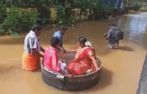 VIDEO Doi miri din India au mers la nuntă într-o oală de gătit imensă