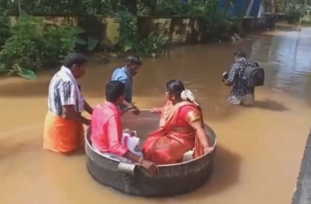 VIDEO Doi miri din India au mers la nuntă într-o oală imensă din cauza inundațiilor de pe străzi