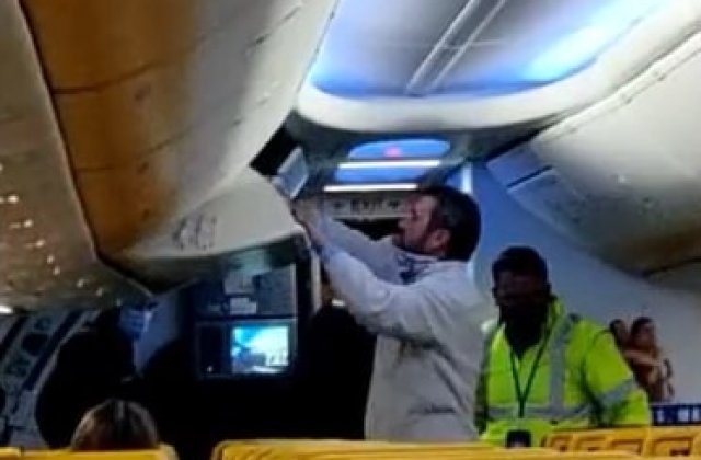 Un bărbat a fost dat jos din avion la Cluj deoarece a refuzat să poarte masca de protecție