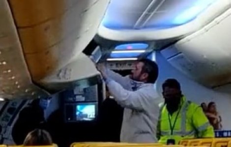 Bărbat dat jos din avion la Cluj deoarece a refuzat să poarte masca de protecție