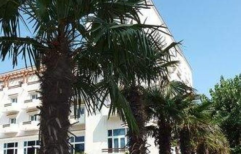 A incercat sa-si arunce copilul de la etajul unui hotel