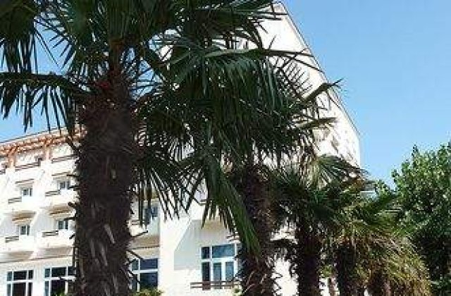 A incercat sa-si arunce copilul de la etajul unui hotel