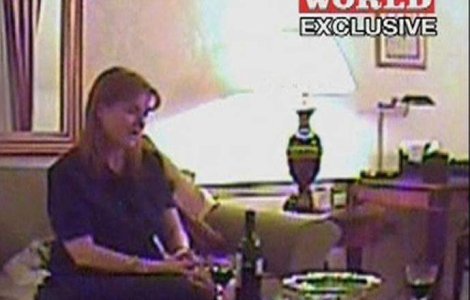  Video  Ducesa de York, filmata in timp ce ia mita