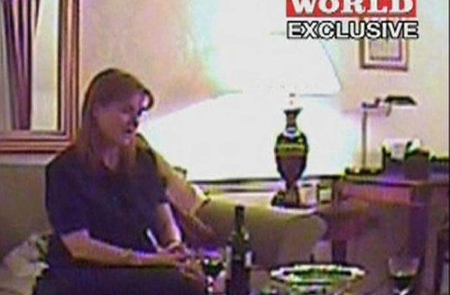 [VIDEO] Ducesa de York, filmata in timp ce ia mita