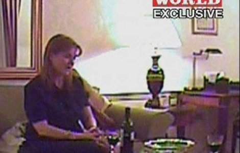  Video  Ducesa de York, filmata in timp ce ia mita