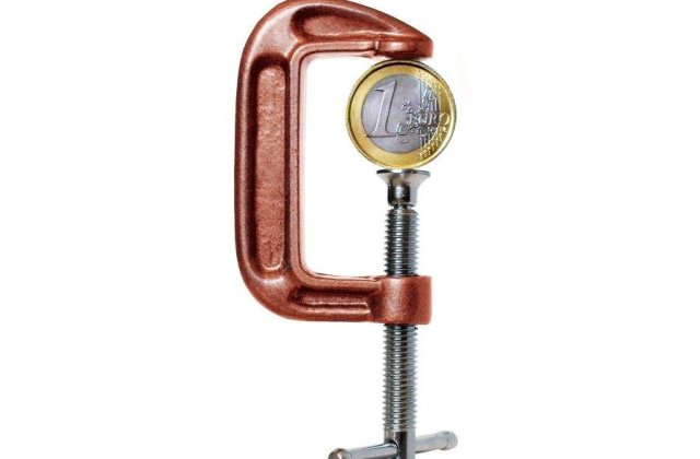 Euro, "ingenunchiat" din nou de dolar