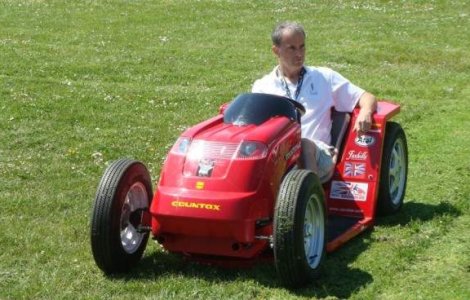  Video  140 de kilometri pe ora cu masina de tuns iarba