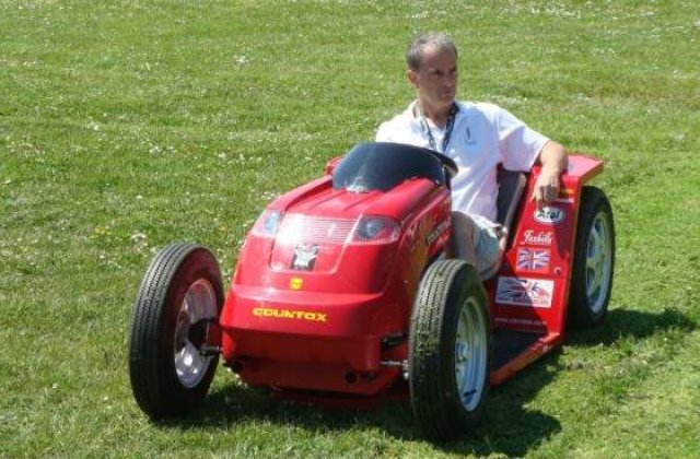 [VIDEO] 140 de kilometri pe ora cu masina de tuns iarba