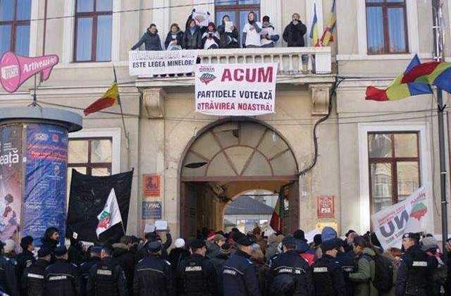 Cluj: Protestatarii au ocupat balconul sediului PDL si scandeaza lozinci anti-guvernamentale