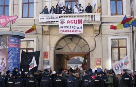 Cluj: Protestatarii au ocupat balconul sediului PDL