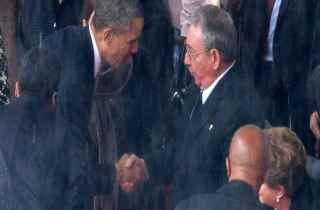 Strangerea de mana istorica dintre Obama si Raul Castro a stranit critici