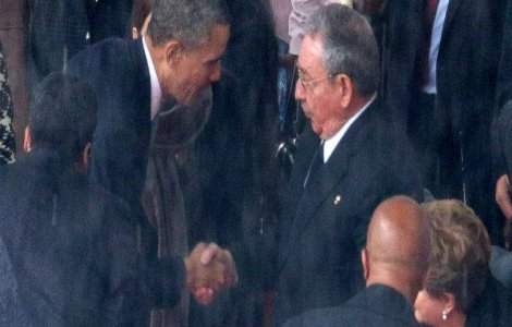 Strangerea de mana istorica dintre Obama si Raul Castro a stranit critici