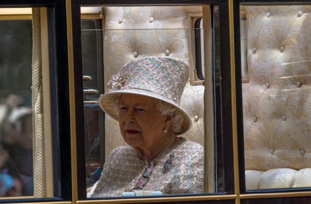 Regina Elisabeta a II-a a fost internată în spital pentru o noapte. Cum se simte suverana britanică