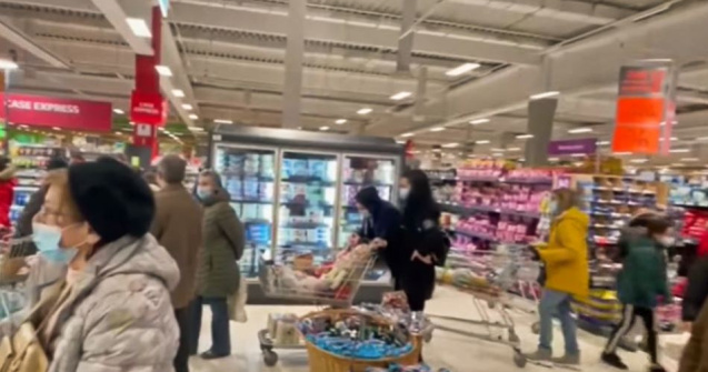 Oamenii au început să-și facă provizii. Carantina e aproape?