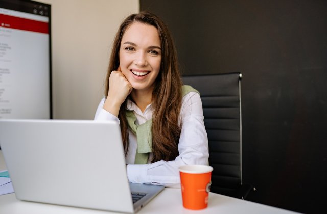 3 lucruri pe care le poți face pentru a-ți îmbunătăți sănătatea mintală la locul de muncă