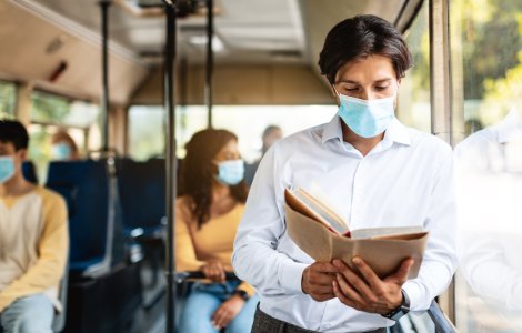 Proiectul "Timişoara (re)citeşte" în mijloacele de transport public, lansat de Universitatea de Vest