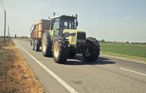 Un bărbat din Neamț a murit încercând să oprească un tractor ce o luase la vale