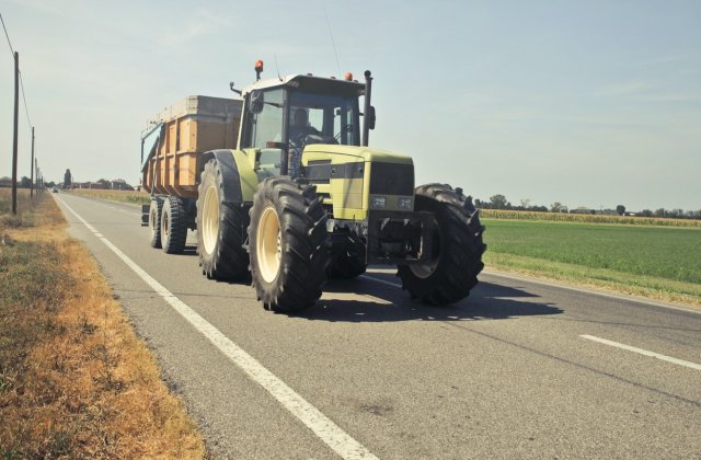 Un bărbat din Neamț a decedat după ce a &icirc;ncercat să oprească un tractor ce o luase la vale