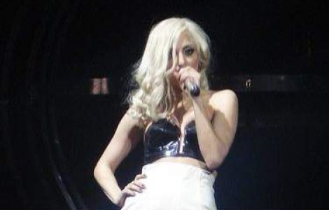 Lady Gaga le face parintilor cadouri de lux