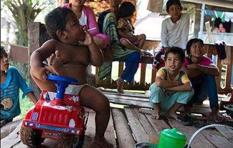  Video  La doi ani fumeaza 40 de tigari pe zi