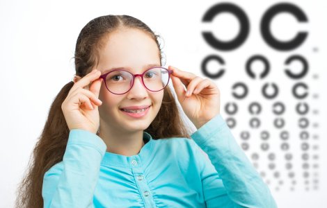 Primăria Botoşani va oferi tichete pentru cumpărarea ochelarilor pentru elevii cu probleme de vedere