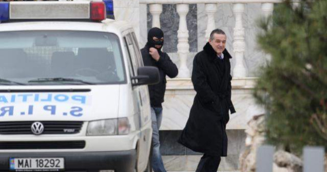 Gigi Becali este dator vandut!