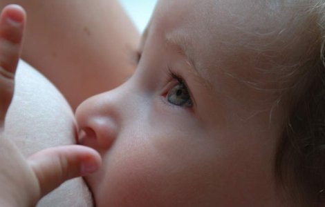 Doar o romanca din 10 isi alapteaza copilul