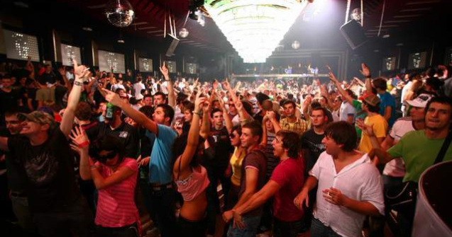 Romanii au mai renuntat la cluburi si bautura