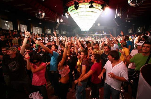 Romanii au mai renuntat la cluburi si bautura