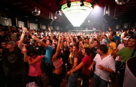 Romanii au mai renuntat la cluburi si bautura