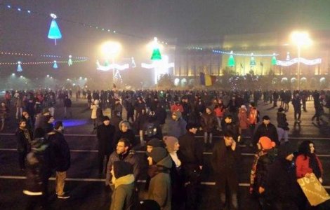 Patru dintre protestatarii din Piata Victoriei, ridicati de jandarmi