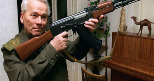 Mihail Kalasnikov, parintele pistolului-mitraliera AK-47, este in stare grava