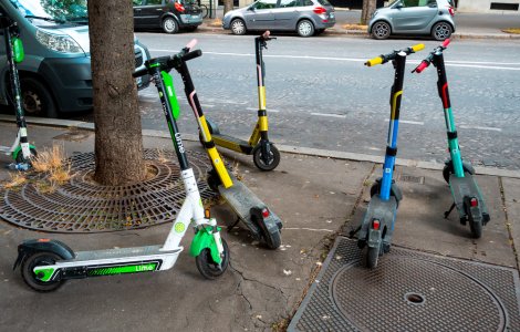 Poliţia Română:„Mersul pe trotinetă şi bicicletă pe timpul iernii este interzis”