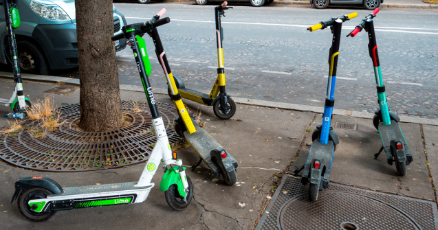 Poliţia Română:„Mersul pe trotinetă şi bicicletă pe timpul iernii este interzis”