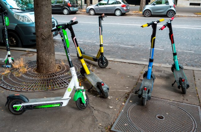 Poliţia Română: „Mersul pe trotinetă şi bicicletă pe timpul iernii este interzis”