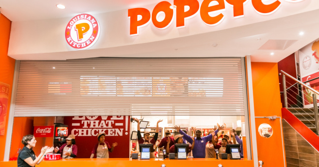 Un nou lanț de restaurante fast-food apare în România! Americanii de la Popeyes se vor bate cu McDonald’s şi KFC