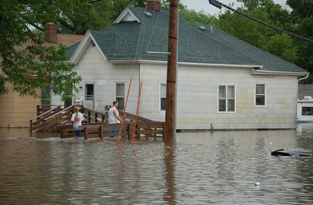 Inundatiile fac ravagii prin tara