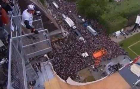  Video  A sarit cu rolele de pe turnul Eiffel