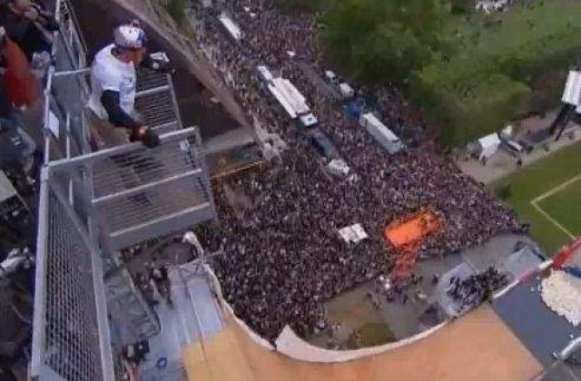 [VIDEO] A sarit cu rolele de pe turnul Eiffel