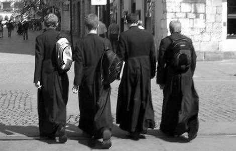 Amantele preotilor cer abolirea celibatului