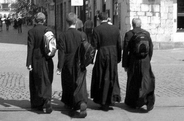 Amantele preotilor cer abolirea celibatului