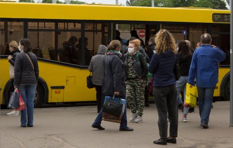 STUDIU: Transmiterea virusului într-un mijloc de transport unde se poartă masca