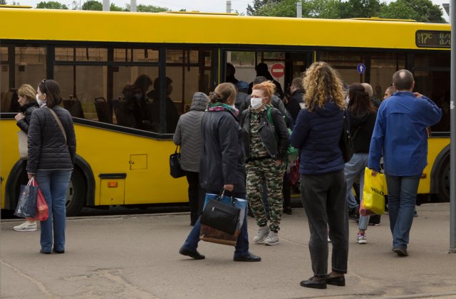 STUDIU: Cât de mult reduce transmiterea virusului COVID-19 masca de protecție purtată în mijloacele de transport