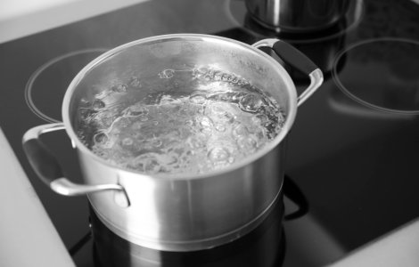 Doi frați de 3 și 5 ani s-au opărit cu apă clocotită. În ce stare se află copiii