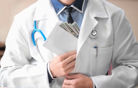 Medic din Brașov, arestat pentru că ar fi cerut 10.000 de lei pentru o operație